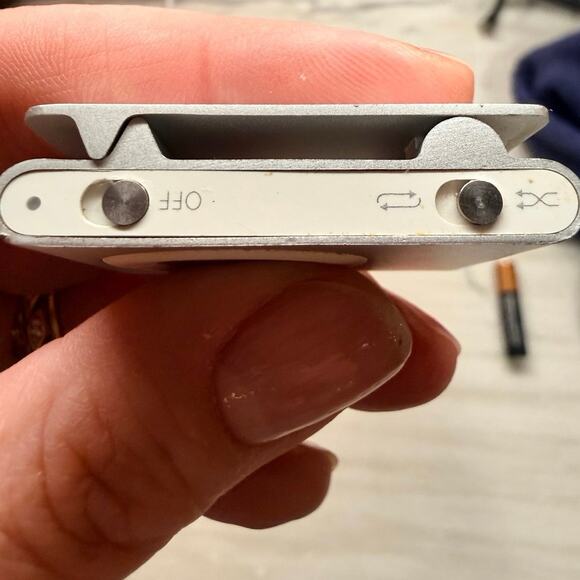 Apple iPod Shuffle 2nd Gen Silver Clip MP3 Player — Untested - Picture 2 of 5